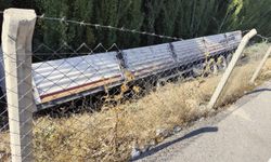 Mardin’de seyir halindeki tır’ın dorsesi çıkarak uçuruma yuvarlandı