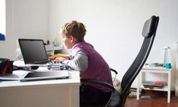 Ergenlik döneminde bilgisayar bağımlılığı duruş bozukluğuna neden olabilir!