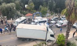 Minibüs ile kamyon çarpıştı; 22'si öğrenci, 23 yaralı