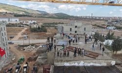 Rezerv alanında son katın kalıbı tamamlandı; işçiler davul ve zurnayla kutlama yaptı