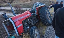 Seyahat ettiği traktörün devrildiği kazayı görüntüledi