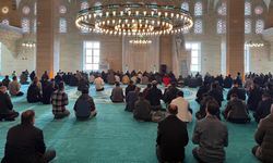 Üniversite Camii De Tamam: İlk Cuma Namazı Eda Edildi