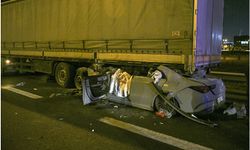 Tıra çarpan otomobilde 2 kişi öldü, bir kişi ağır yaralandı