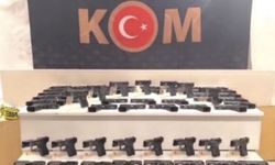 Araçtan 480 tabanca ve binlerce silah parçası çıktı