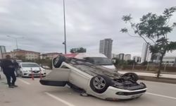 Park halindeki araçlara çarpan otomobil ters döndü