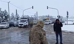 Batman Kıra Dağı kar ve buzlanma nedeniyle trafiğe kapandı