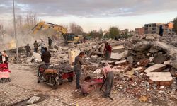 Ekmek Parası İçin Tehlikeye Aldırmadan Demir Topladılar