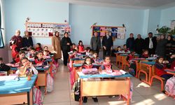 Diktikleri Kıyafetleri, Minik Öğrencilere Hediye Ettiler