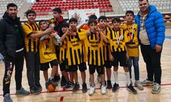 Hentbol Küçük Erkeklerde Şampiyon Petrol Ortaokulu