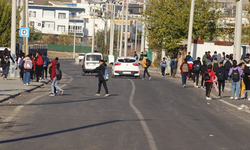 Binatlı köyü okul yolunda tehlike: Vatandaşlar kasis ve uyarı levhası talep etti