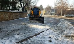 Batman’da kaldırımlar Bobcat ile temizlendi