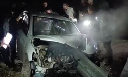 Beşiri Yolunda Can Pazarı: Otomobil Bariyerlere Saplandı