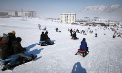 Çocuklar Tatvan’da Kışın Tadını Çıkardı