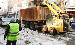 Ekiplerin karla mücadelesi devam ediyor