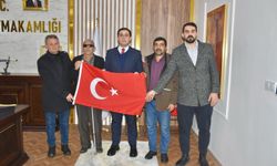 Gaziden ve Muhtarlardan Kaymakama Türk Bayrağı