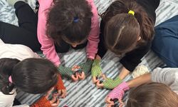 Kış Soğuğunu Sıcak Örgülerle Isıtan Çocuklar