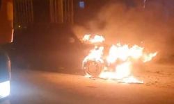 Park Halindeki Otomobil Bir Anda Alev Topuna Döndü