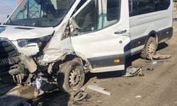 Tır ile minibüs çarpıştı: 6 yaralı