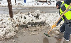 Yağmur Suyu Izgara Önleri Temizleniyor