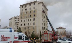 8 katlı binada çatı yangını: Mahsur kalanlar var