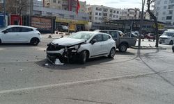 Emniyet Kavşağı’nda Kaza: İki Otomobil Çarpıştı