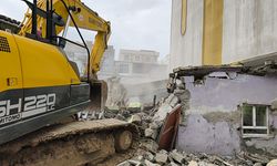 Aydınlıkevler'deki Metruk Yapı Yıkıldı