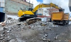 Batman’da Metruk Yapıların Yıkımı Sürüyor