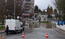 Batman’da Sokaklar Göle Döndü, Araçlar ve İş Yerleri Sular Altında!
