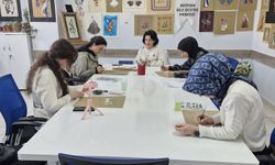 Kadınlar Tezhip Sanatıyla Hem Sosyalleşiyor Hem Üretiyor