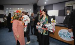 Kadınlara 8 Mart Dolayısıyla Karanfil Dağıtıldı