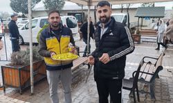 Mezarlıklarda Bayram Ziyaretçilerine Şeker Ve Kolonya İkramı