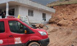 Yamaçtan kopan dev kaya bir evin üzerine düştü