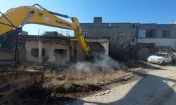 Yeşiltepe’de Bulunan Metruk Yapı Yıkıldı