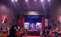 800 Öğrenci “Sportmen Kral” ile Buluştu: Sahne Hem Eğlendirdi Hem Öğretti!