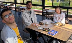 Kahve Kokusu ve Kitap Sayfaları Arasında Engeller Aşılıyor!