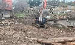 Kozluk’ta Bozulan Yollar Onarılıyor, Metruk Yapılar Yıkılıyor