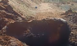 Kozluk’ta dev kayalar yolu kapattı: Ekipler seferber oldu!