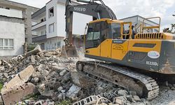 Metruk yapı yıkıldı