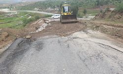 Sağanak Vurdu, Ekipler Seferber Oldu: Kozluk’ta Yollar Tek Tek Açılıyor