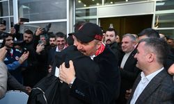 Şampiyon Petrolspor’a  Jest: Vali Canalp Hangi Marka Telefonu Müjdeledi?