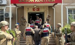 Sason’da Eş Zamanlı Silah Operasyonu: Cephanelik Gibi Evler! 2 Kişi Tutuklandı