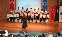 Çocuk ve Gençlik Korosu Ayakta Alkışlandı