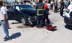 İki otomobil çarpıştı: 3 kişi yaralandı