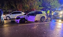 Komando Caddesi’nde Korkutan Kaza: İki Araç Çarpıştı, 1 Yaralı