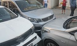 Kontrolden Çıkan Otomobil Dehşet Saçtı: Park Halindeki 3 Araç Hasar Gördü