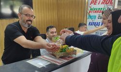 Yolculara Şeker Ve Kolonya İkramı