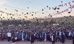 Batman’da Binlerce Öğrenci Kep Atarak Geleceğe Uğurlandı