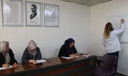 KADINLAR OKUMA-YAZMA KURSLARIYLA GÜÇLENİYOR
