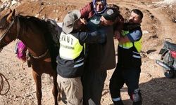 Kalp krizi geçiren kadın katır sırtında ambulansa ulaştırıldı
