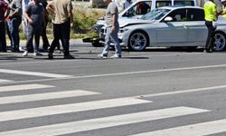 Lüks otomobil ile motosiklet çarpıştı: 1 yaralı